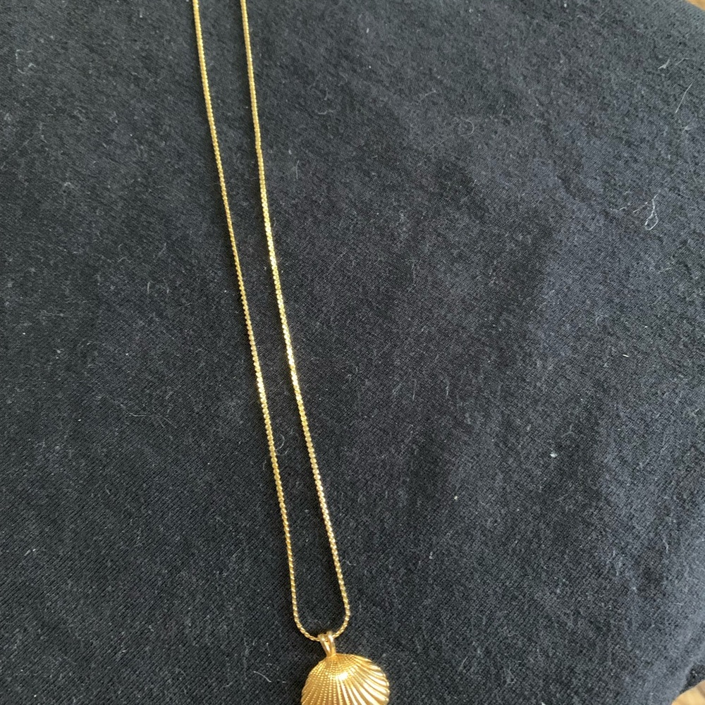 Elegant Gold tone  Shell Pendant Necklace